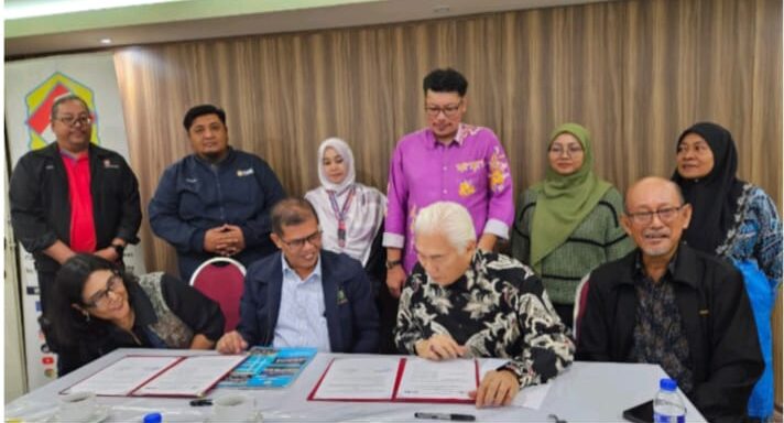 Foto Bersama : Penandatanganan Kerjasama. Dari Kiri Ketua Yayasan Lembaga Manajemen Indonesia Dr. Ir. HD. Melva Sitanggang, M. Si, Rektor Institut Bisnis dan Komputer Indonesia Prof. Dr. Togu Harlen Lbn. Raja, SE, M. Si, Ketua Yayasan Basmi Kemiskinan Dr. Dato Zainal Abidin Bin Sakom dan En. Zulhairy Bin Jalaluddin Lembaga Pemegang Amanah didampingi oleh staf Yayasan Basmi Kemiskinan Selangor Malaysia.