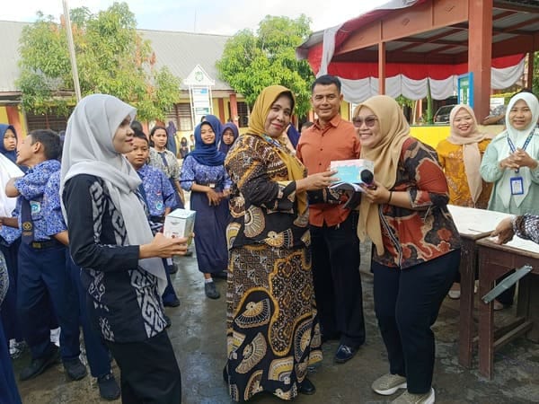 Plt Kepala UPT SMP Negeri 4 Medan Serahkan Hadiah Lomba HUT Ke-81 Kemerdekaan RI