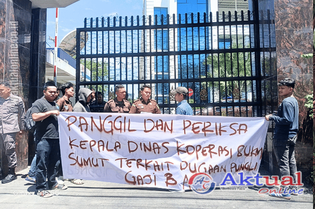 Massa aksi, Kamis (6/8/2026) siang saat unjukrasa di depan Kejatisu menuntut Kadis Koperasi dan UKM Sumut diperiksa soal penahanan gaji 3 bulan Asisten Bisnis KDMP Paluta. (Foto: Ist/Aktual Online)