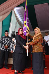 Simbol Semangat dan Kebanggaan, Dekan FKM UINSU Terima Bendera dari Rektor Prof. Nurhayati