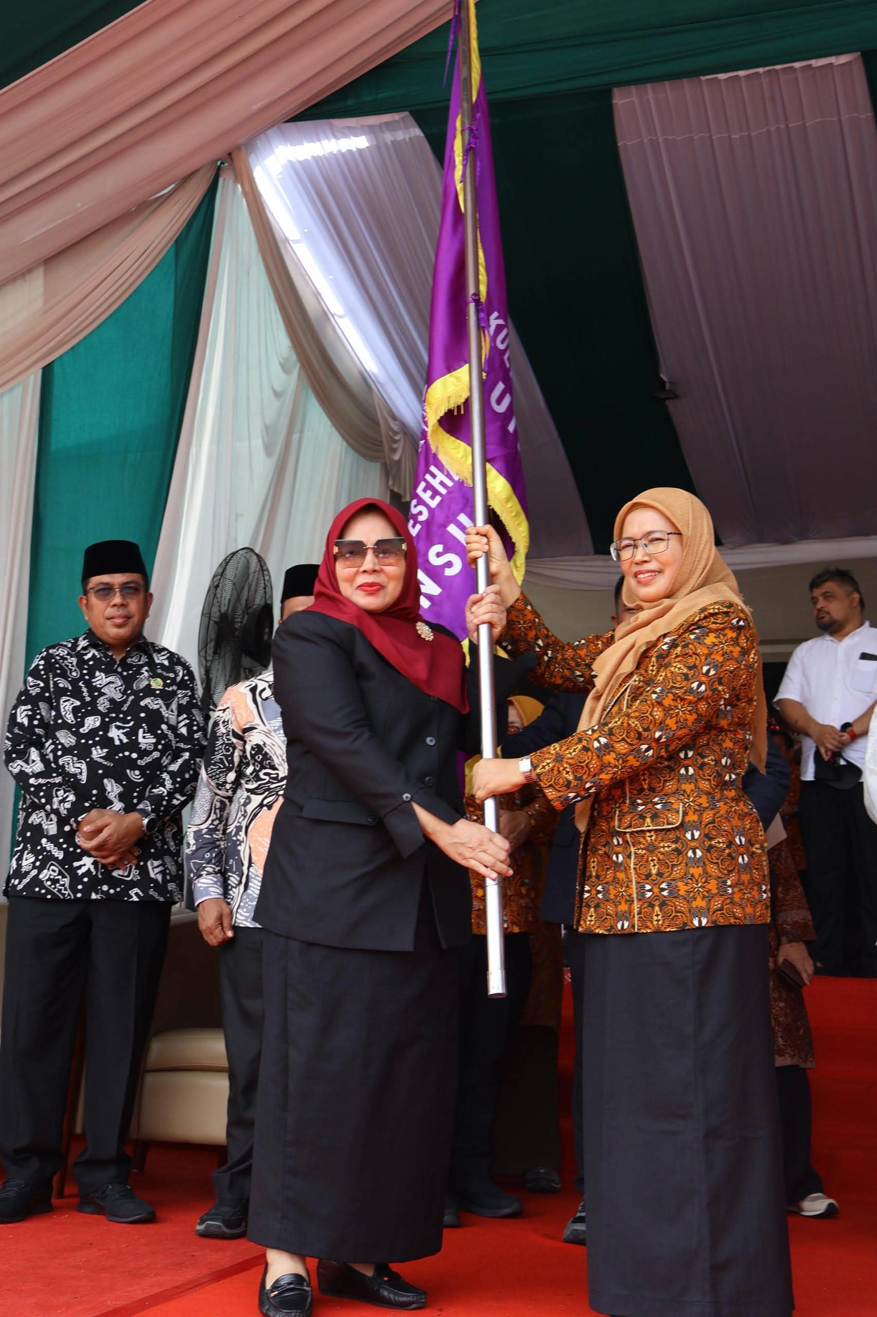 Simbol Semangat dan Kebanggaan, Dekan FKM UINSU Terima Bendera dari Rektor Prof. Nurhayati
