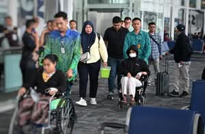 Gubsu Bobby Berangkatkan Pasien Terduga Korban MBG Karo ke Jakarta untuk Penanganan Lebih Lanjut