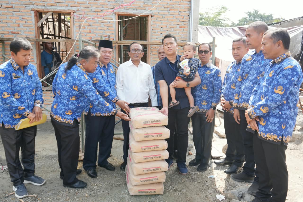 Pemkab Samosir Hadir Ditengah Masyarakat Korban Bencana, Wabup Serahkan Bantuan
