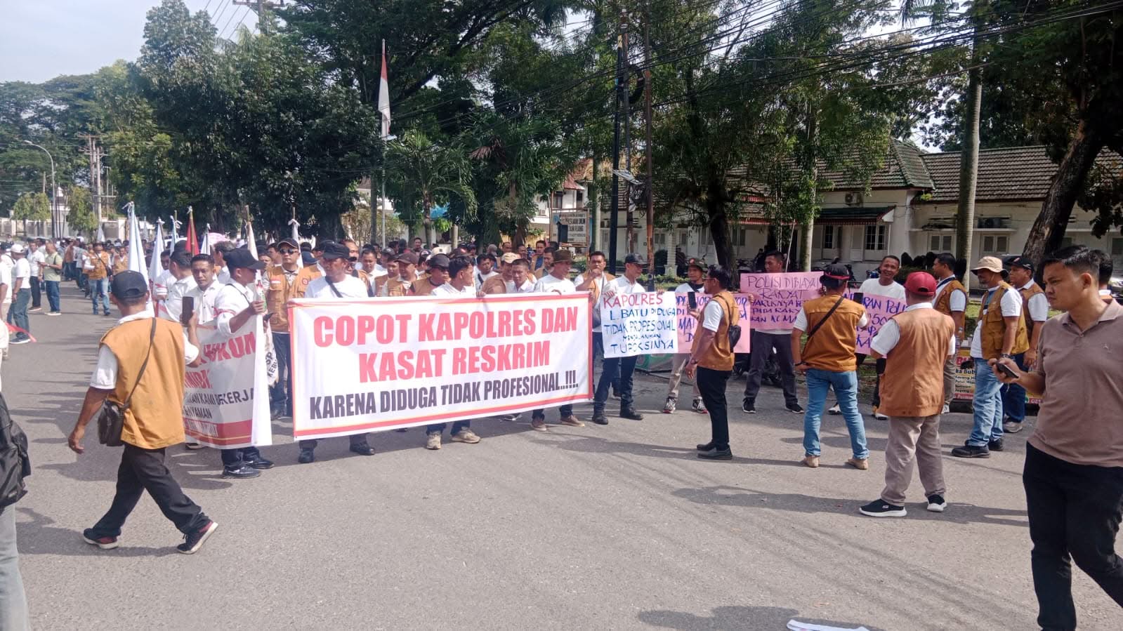 Peringati Hari Tani Nasional, Ratusan Pekerja Sawit PTPN IV Demo Polres Labuhanbatu: Kasat Reskrim Janji Segera Tangkap Pelaku