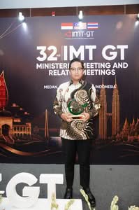 Rico Waas Terima IMT-GT Green City Award