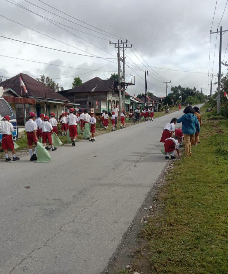 Semangat HUT ke-81 RI, Warga dan Sekolah di Onan Ganjang Kompak Bersihkan Lingkungan