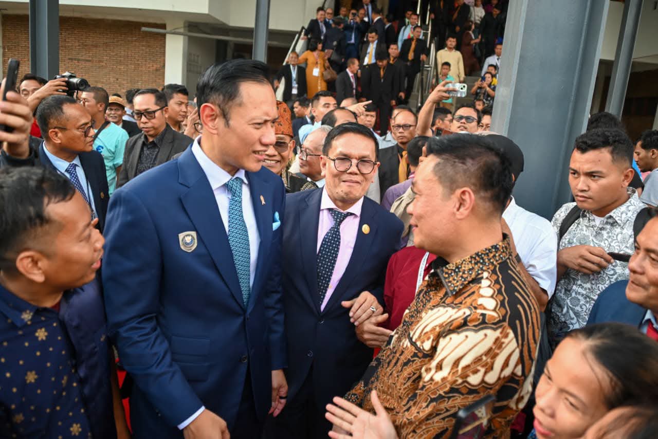 Momen Hangat Bupati Humbahas Bertemu AHY saat Pembukaan Sinode Besar GPI ke-78