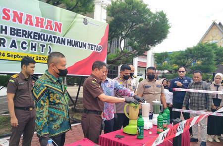 Kejari Bengkalis Musnahkan Barang Bukti Perkara Inkracht, Ada Narkotika hingga Alat Panen Sawit