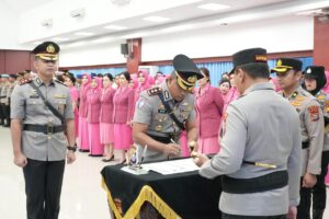 AKBP Fahrian Saleh Siregar Serahkan Tongkat Komando Polres Bengkalis kepada AKBP Eko Rubiyanto