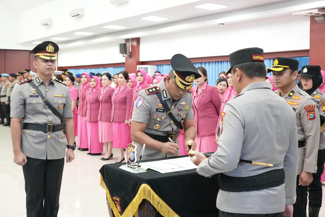 AKBP Fahrian Saleh Siregar Serahkan Tongkat Komando Polres Bengkalis kepada AKBP Eko Rubiyanto