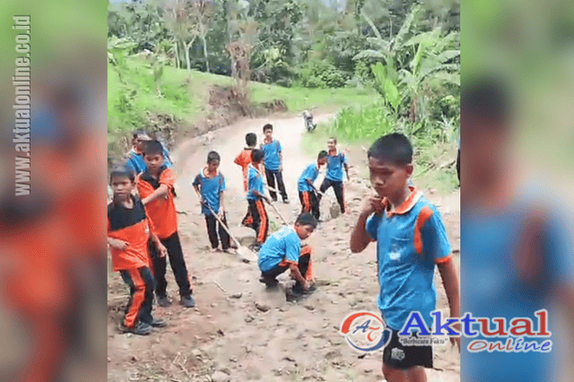 Anak-anak sekolah di Dairi tampak ikut dalam aksi swadaya menimbun jalan Provinsi yang rusak. (Foto: Ist/Aktual Online)