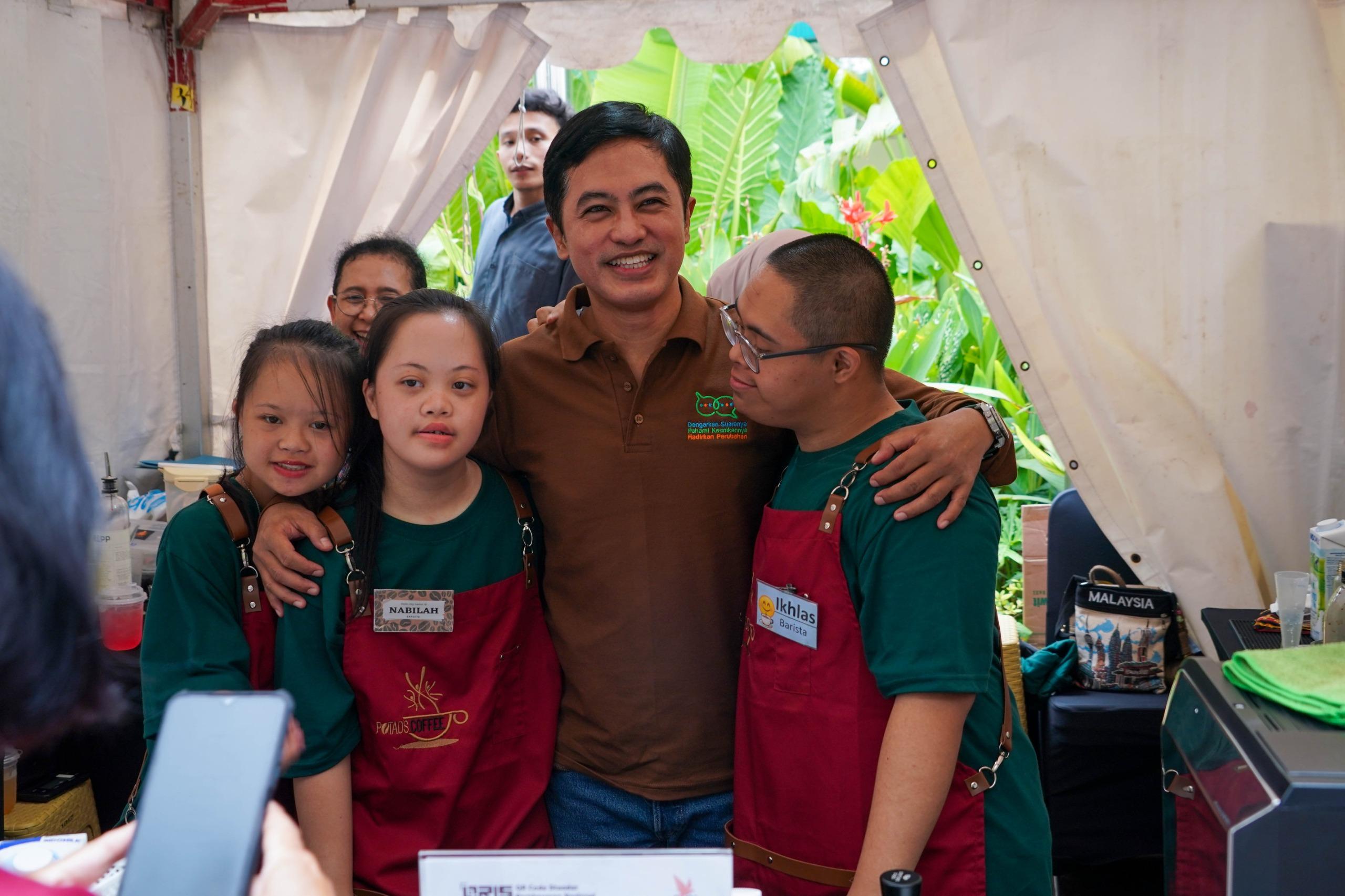 Wakil Menteri Kesehatan Dante Saksono Harbuwono (tengah) merangkul para penyandang neurodivergen yang berdaya menjadi barista dalam rangkaian Festival Suara Jiwa di Jakarta pada Minggu (11/10/2026) Kemarin. (Foto: Ist/ Aktual Online)