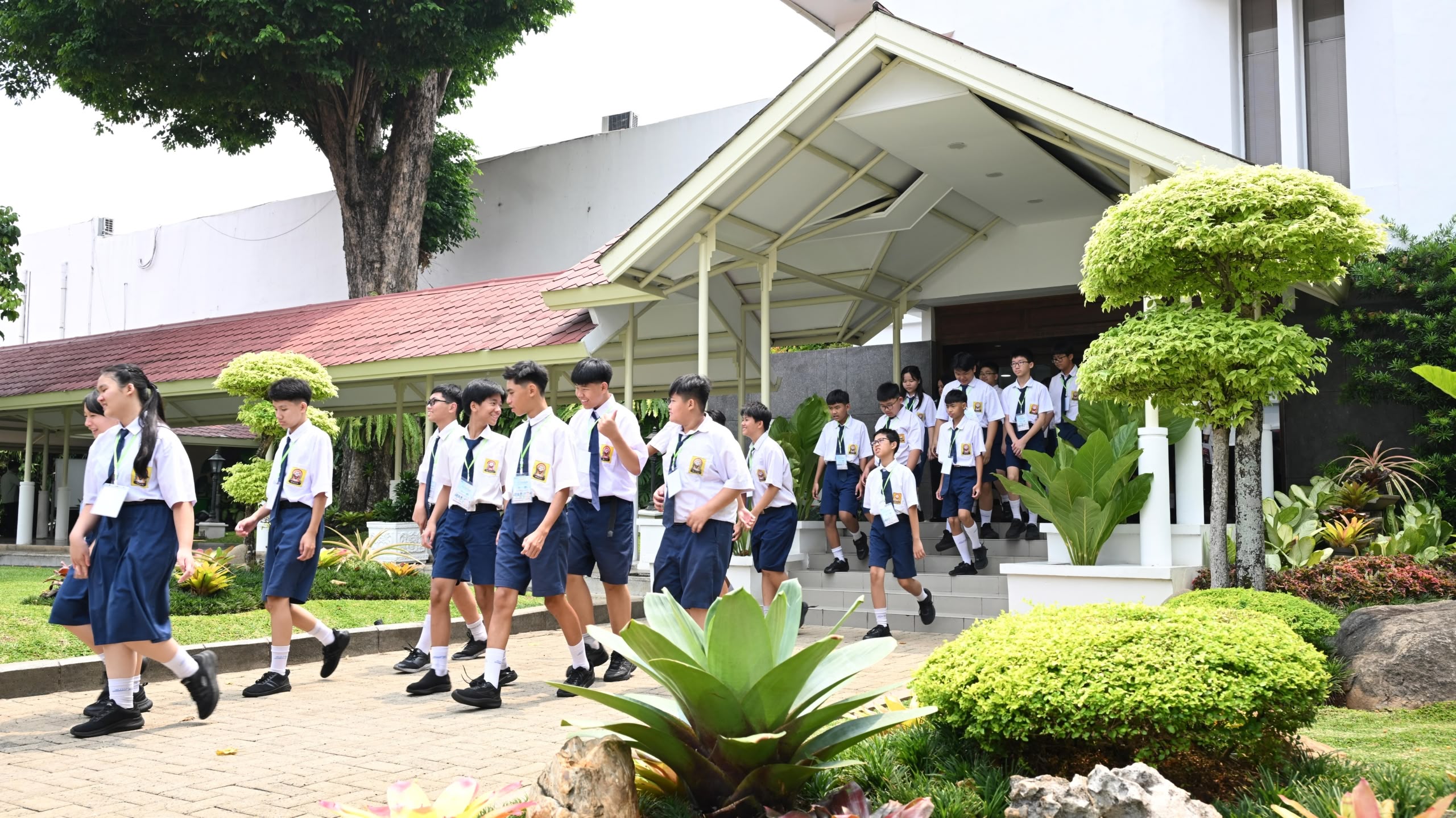 Sebanyak 200 pelajar dari SMA PGRI Bantargadung Sukabumi, SMA Puhua School Purwokerto, serta SMP Hati Kudus Jakarta berkesempatan mengenal lebih dekat tata kelola kenegaraan dan sejarah Istana Kepresidenan di Aula Hoegeng, Gedung Sekretariat Kabinet, Jakarta, Kamis (8/10). (Foto : Ist/Aktual Online)