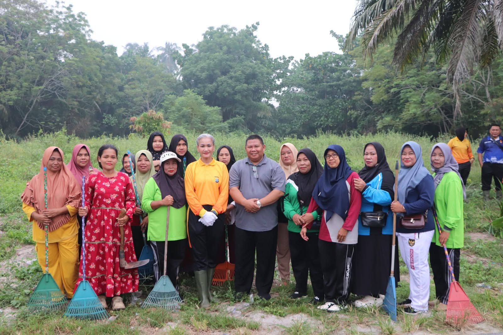 Dukung Program “Green Policing”, Kapolres Sergai Pimpin Gotong Royong dan Penanaman Pohon di Desa Sentang