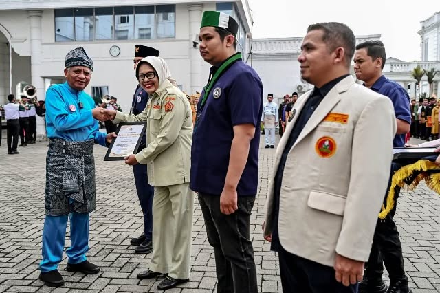 Hari Sumpah Pemuda ke-98, Wagub Surya Serahkan Penghargaan kepada Tujuh Organisasi Kepemudaan