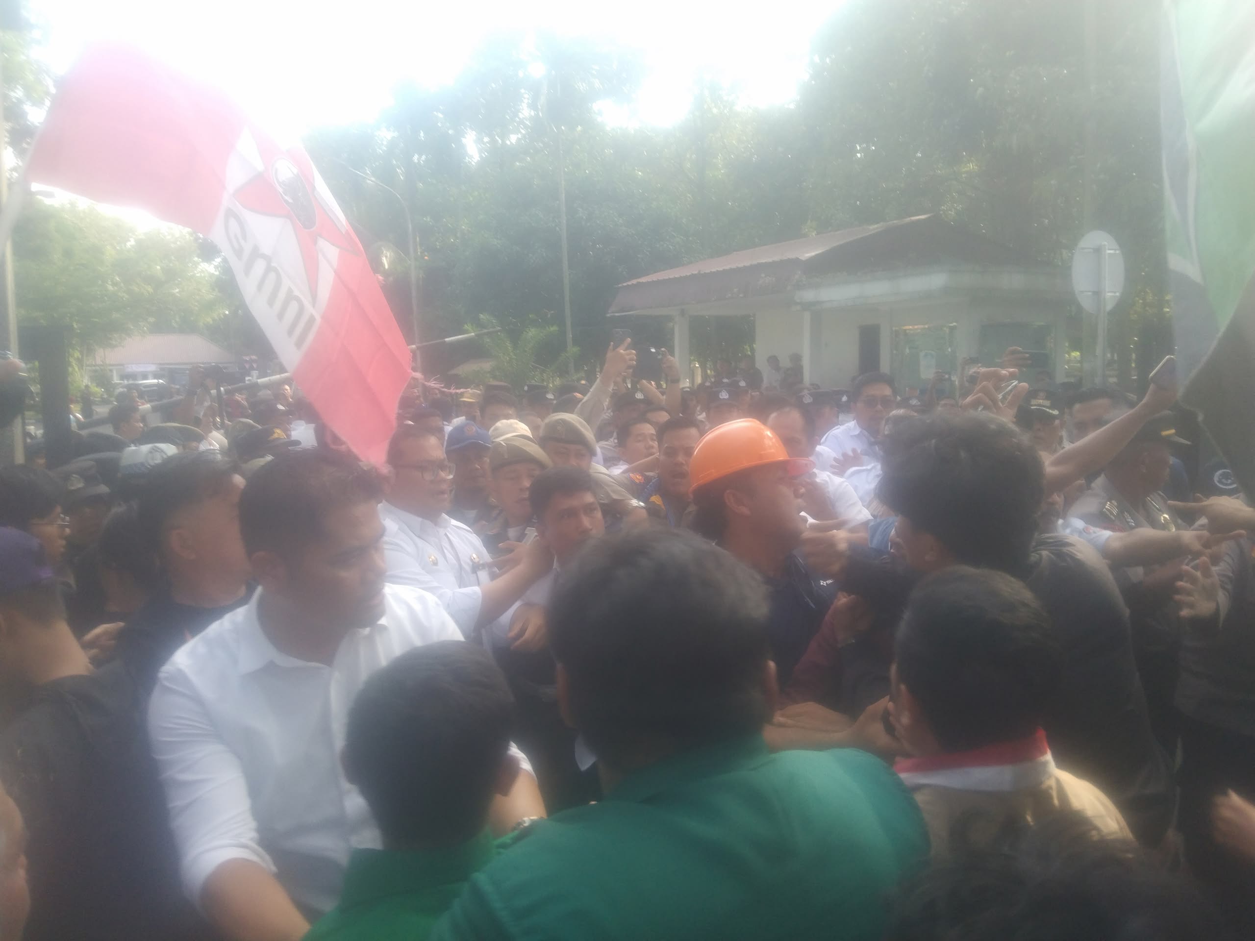 Soroti Pergeseran Anggaran sebanyak 503 Milyar,Cipayung Plus Lakukan Aksi Dan Sempat Dorong Dorongan Dengan Kepala Inspektorat Deli Serdang