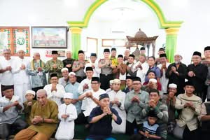 Kapolda Sumut Ajak Masyarakat Perkuat Persatuan dan Perangi Narkoba Saat Salat Jumat di Medan Denai