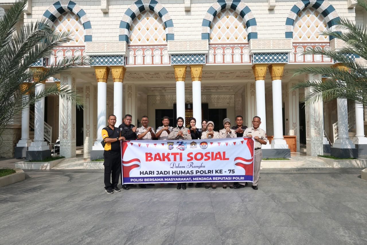 Sambut Hari Jadi Humas Polri ke-75, Bid Humas Polda Sumut Gelar Bakti Sosial Bersihkan Rumah Ibadah
