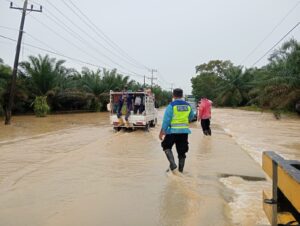 Polisi Bantu Warga Terdampak Banjir di Langkat, Salurkan Bantuan dan Atur Lalu Lintas
