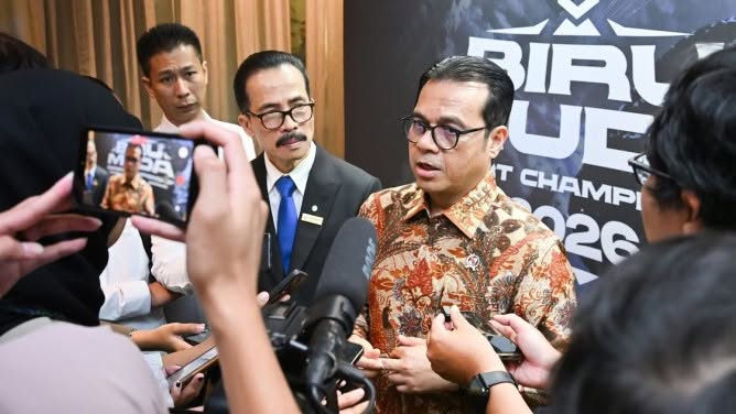 Wamenkomdigi Nezar Patria memberikan keterangan kepada awak media usai acara BMP Digital Infrastructure Summit 2026 di Thamrin Nine Ballroom, Jakarta Pusat, Senin (12/10/2026). (Foto: Ist/Aktual Online)