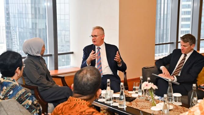 Menkomdigi Meutya Hafid didampingi Dirjen Teknologi Pemerintah Digital Mira Tayyiba saat melakukan pertemuan bilateral dengan Menteri Dalam Negeri, Imigrasi dan Kewarganegaraan, Keamanan Siber, dan Seni Australia, H.E. Anthony Stephen Burke di The Ritz-Carlton Jakarta Kuningan, Jakarta Selatan, Jumat (23/10/2026). (Foto: Aktual Online)