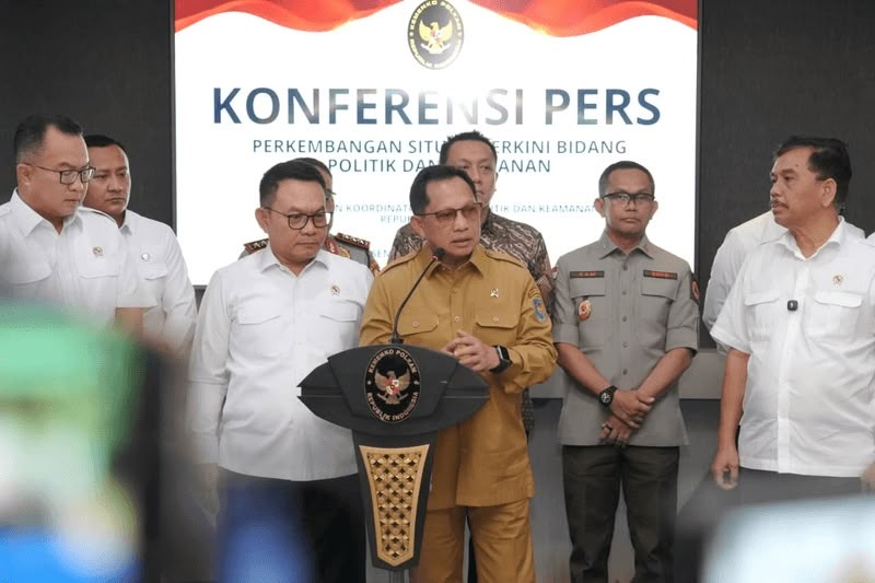 Atasi Karhutla Lahan Gambut di Tengah Krisis Air, Kemendagri Semprotkan Surfaktan dan Ancam Tindak Tegas Korporasi Nakal