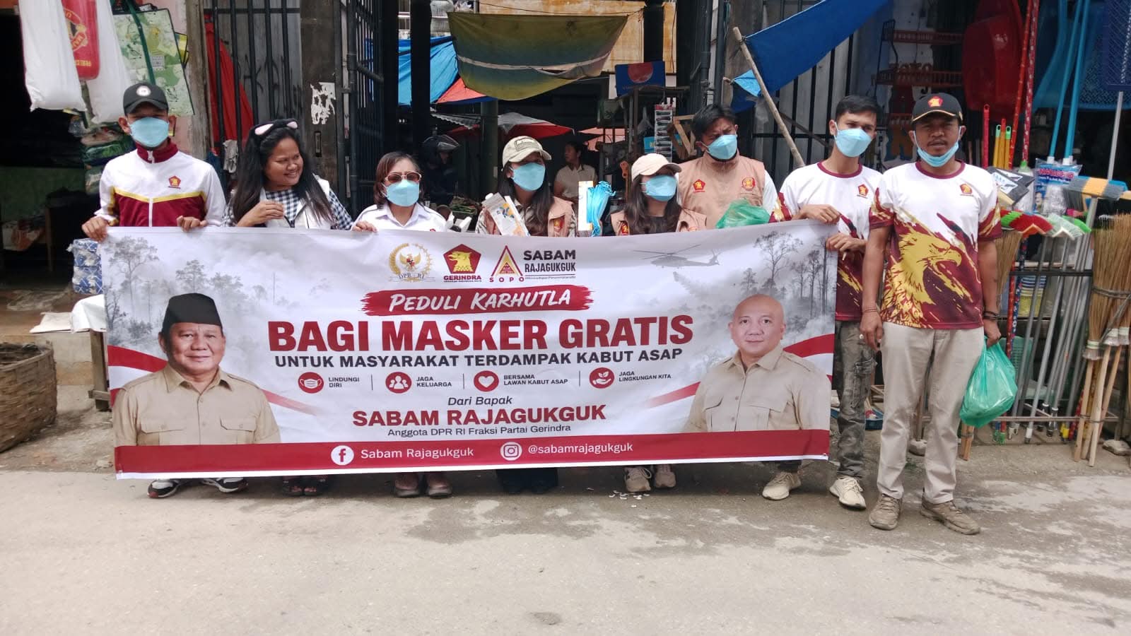 Sebar 1.000 Masker Gratis, Sabam Rajagukguk dan Kader Gerindra Toba Peduli Warga Terdampak Kabut Asap